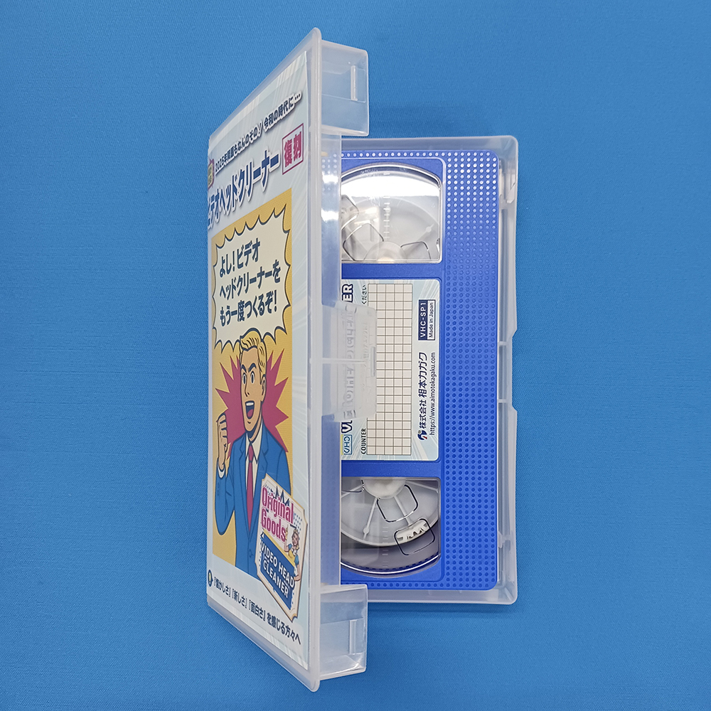 VHS用ビデオヘッドクリーナーをハードケースにセッティングする様子